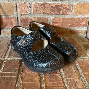 Alegria Kaitlyn Black Rose Stamp Clogs